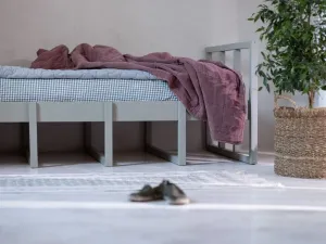 Drevená jednolôžková posteľ s čelami TWEENS Zvoľte farbu: Eukalyptová