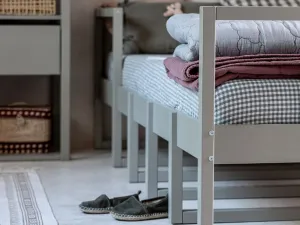 Drevená jednolôžková posteľ s čelami TWEENS Zvoľte farbu: Eukalyptová