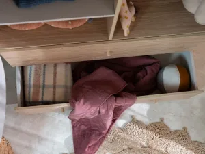 Vysoká šatníková skriňa s policami, šatníkovou tyčou a šuplíkom BLOOM