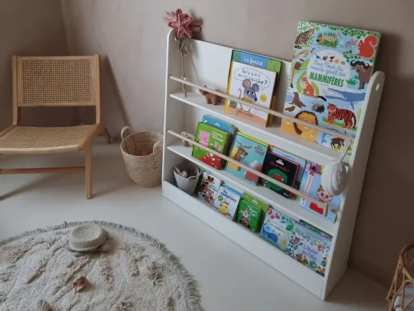 Detský Montessori regál s 3 priestrannými policami BOOKWORM biely