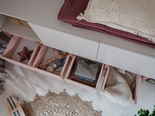Úložná komoda nielen do detskej izby TWEENS koralová