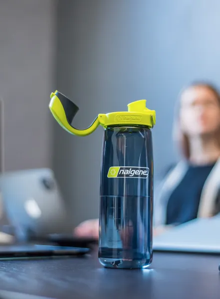 Turistická fľaša Nalgene On The Fly 24 oz (700 ml) - charcoal/lime