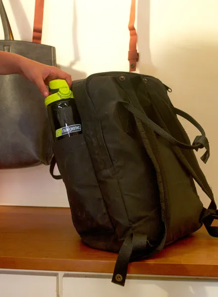 Turistická fľaša Nalgene On The Fly 24 oz (700 ml) - charcoal/lime