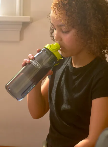 Turistická fľaša Nalgene On The Fly 24 oz (700 ml) - charcoal/lime