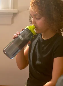 Turistická fľaša Nalgene On The Fly 24 oz (700 ml) - charcoal/lime
