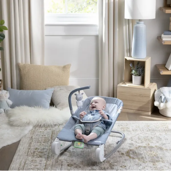 Vibrujúce lehátko Ingenuity Happy Belly™ Rock-to-Bounce – Chambray