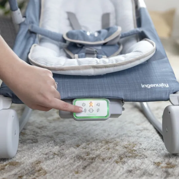 Vibrujúce lehátko Ingenuity Happy Belly™ Rock-to-Bounce – Chambray