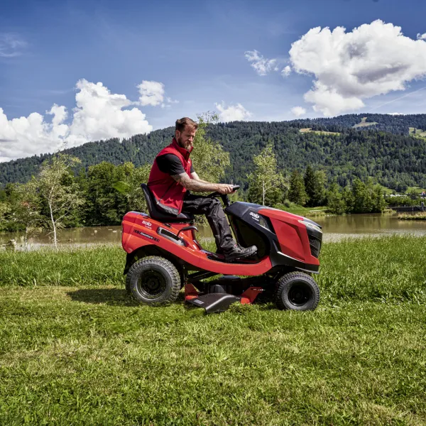 Záhradný traktor s bočným vyhadzovaním solo by AL-KO T 18-111.4 HDS-A V2