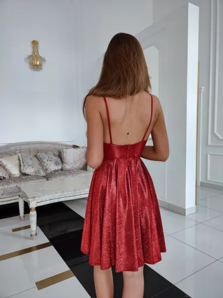 Červené trblietavé šaty na ramienka Veľkosť: 34