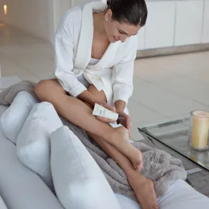 AHAVA Dead Sea Mud intenzívny krém na nohy pre suchú a citlivú pokožku 100 ml