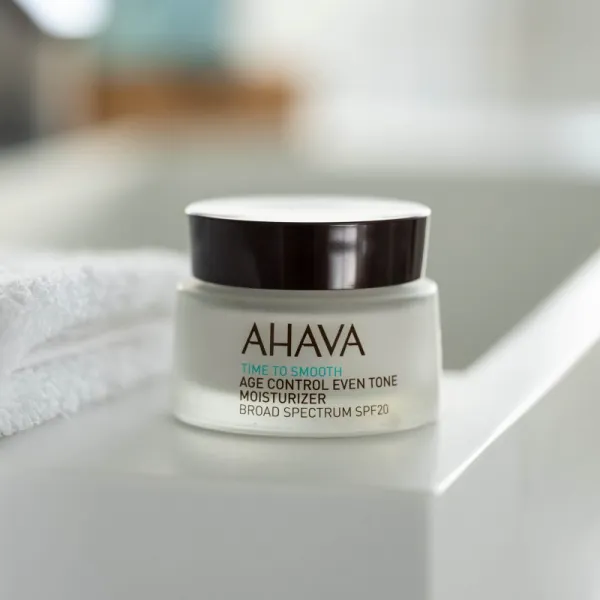 AHAVA Time To Smooth rozjasňujúci hydratačný krém SPF 20 50 ml