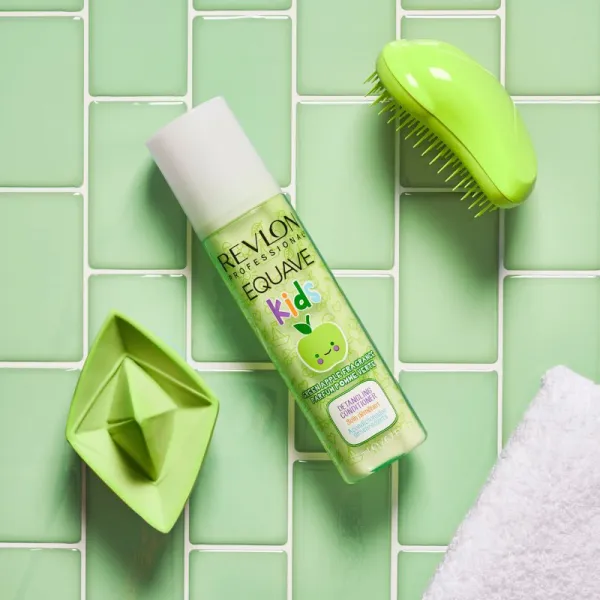 Revlon Professional Equave Kids hypoalergénny bezoplachový kondicionér pre jednoduché rozčesávanie vlasov od 3 rokov 200 ml