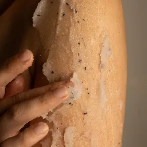 Elemis Body Exotics Frangipani Monoi Salt Glow minerálny telový peeling 490 g