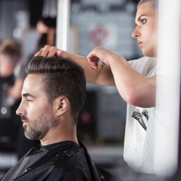 Redken Brews pomáda na vlasy pre fixáciu a tvar 100 ml