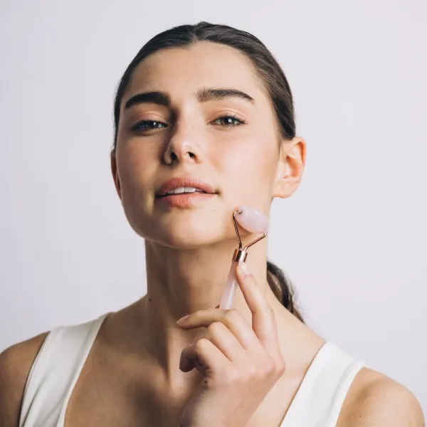 Zoë Ayla Rose Quartz Luxurious Facial Roller masážny valček na tvár 1 ks