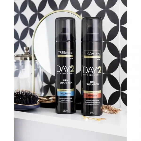 TRESemmé Day 2 Volumising osviežujúci suchý šampón pre objem 250 ml