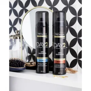TRESemmé Day 2 Volumising osviežujúci suchý šampón pre objem 250 ml