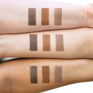 theBalm Browpow® púder na obočie v praktickom magnetickom puzdre odtieň Light Brown 1,2 g