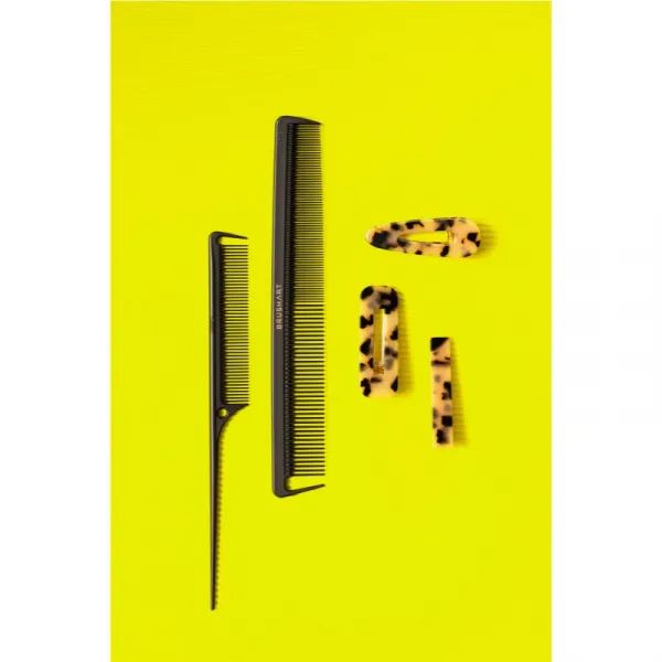 BrushArt Hair Tail comb with a carbon finish hrebeň 1 ks