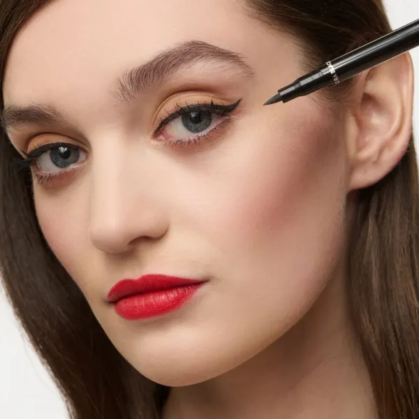 NOBEA Day-to-Day Liquid Pen Eyeliner vodeodolné očné linky v pere odtieň Ultra Black 1,1 ml