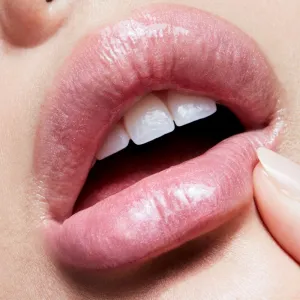 MAC Cosmetics Lipglass lesk na pery odtieň Cultured 3,1 ml