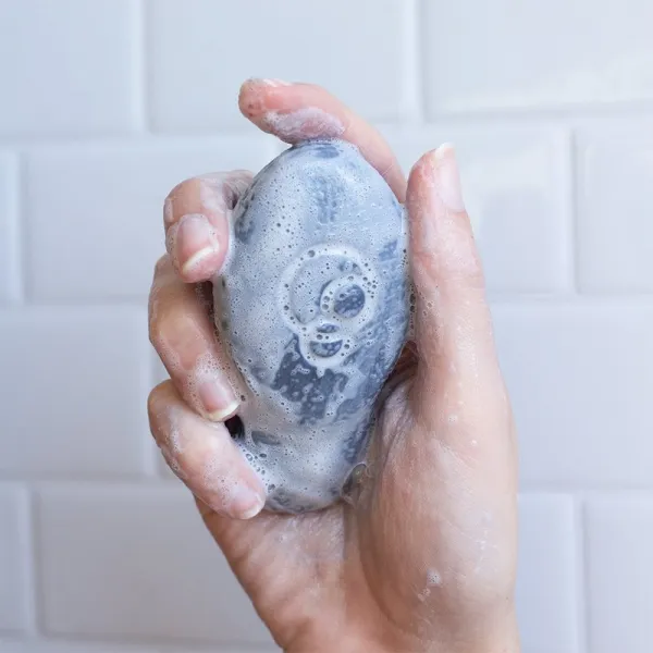Foamie Too Coal To Be True čistiace mydlo na tvár pre normálnu až zmiešanú pleť 60 g