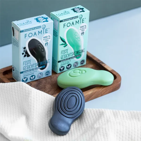 Foamie Too Coal To Be True čistiace mydlo na tvár pre normálnu až zmiešanú pleť 60 g