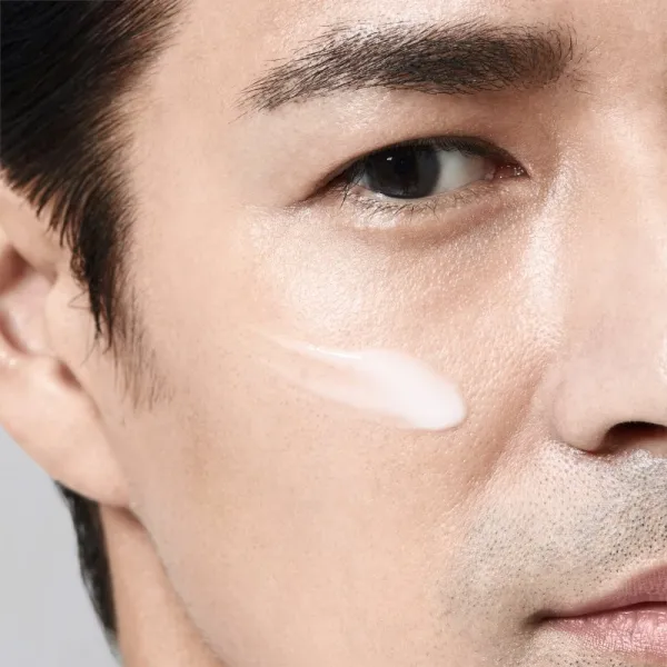 Shiseido Men Energizing Moisturizing Extra Light Fluid fluid s regeneračným účinkom pre mužov 100 ml