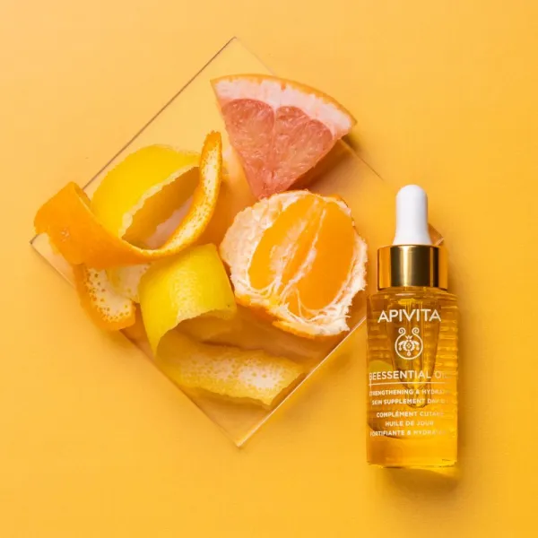 Apivita Beessential Oils Strengthening & Hydrating Day Oil rozjasňujúci denný olej pre intenzívnu hydratáciu pleti 15 ml