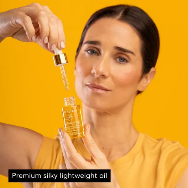 Apivita Beessential Oils Strengthening & Hydrating Day Oil rozjasňujúci denný olej pre intenzívnu hydratáciu pleti 15 ml