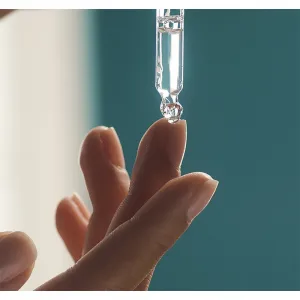 Collistar Attivi Puri Hyaluronic + Polyglutamic Acid Serum liftingové pleťové sérum s kyselinou hyalurónovou 30 ml