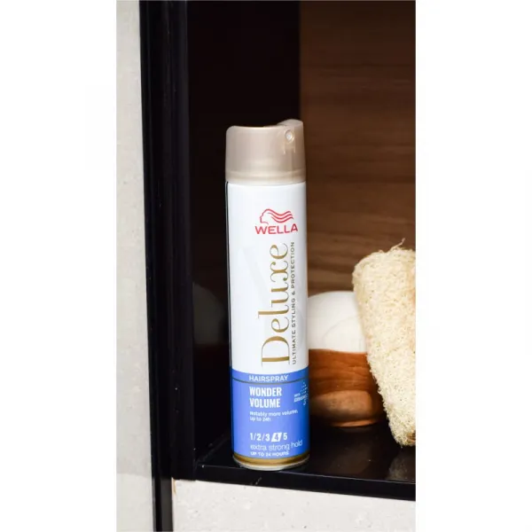 Wella Deluxe Wonder Volume lak na vlasy so silnou fixáciou pre objem 250 ml