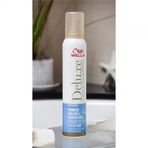 Wella Deluxe Wonder Volume & Protection penové tužidlo pre objem vlasov 200 ml
