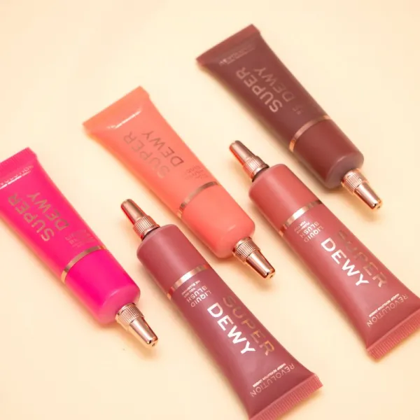 Revolution Superdewy tekutá lícenka odtieň Flushing For You 15 ml