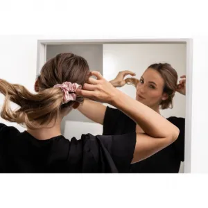Notino Silk Collection Scrunchie Set súprava hodvábnych gumičiek do vlasov odtieň Pink