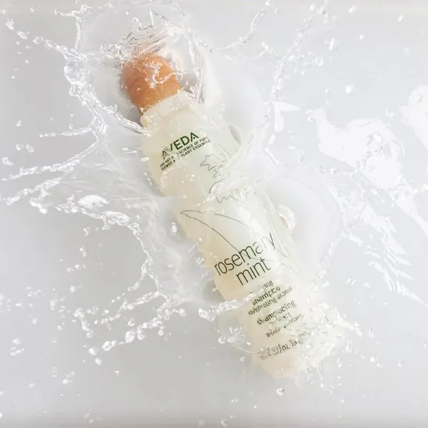 Aveda Rosemary Mint Purifying Shampoo hĺbkovo čistiaci šampón pre lesk 250 ml