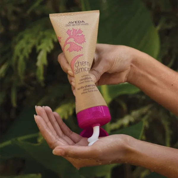 Aveda Cherry Almond Softening Conditioner hĺbkovo vyživujúci kondicionér na lesk a hebkosť vlasov 200 ml
