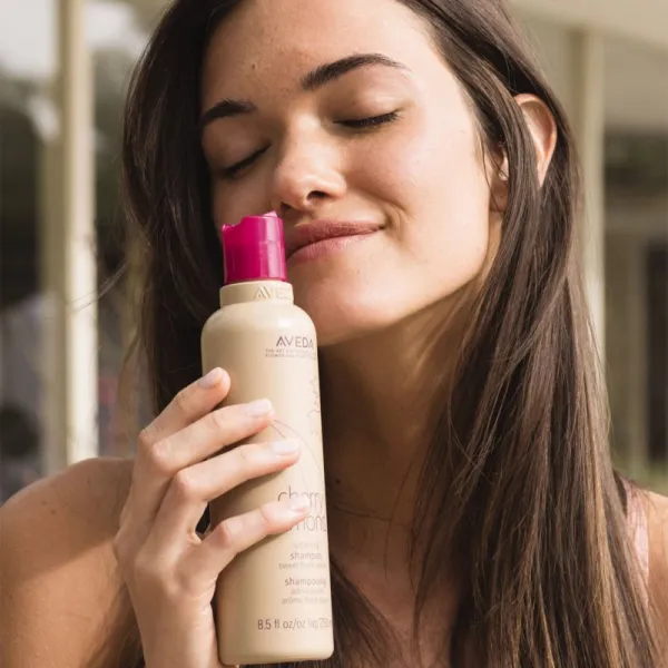 Aveda Cherry Almond Softening Shampoo vyživujúci šampón na lesk a hebkosť vlasov 250 ml