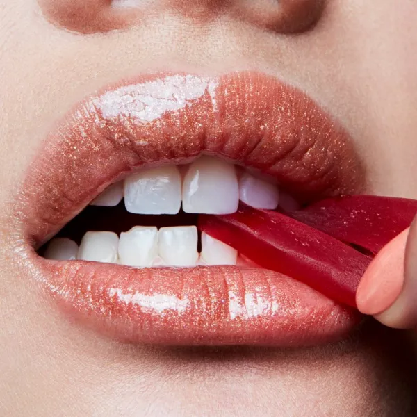 MAC Cosmetics Lipglass lesk na pery odtieň Oh Baby 3,1 ml