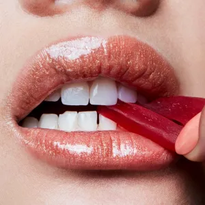 MAC Cosmetics Lipglass lesk na pery odtieň Oh Baby 3,1 ml