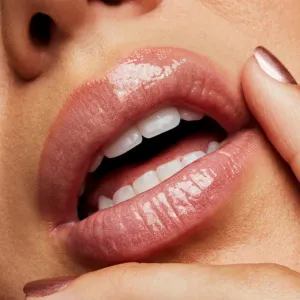MAC Cosmetics Lipglass lesk na pery odtieň Oyester Girl 3,1 ml