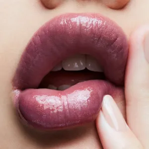 MAC Cosmetics Lipglass lesk na pery odtieň Love Child 3,1 ml