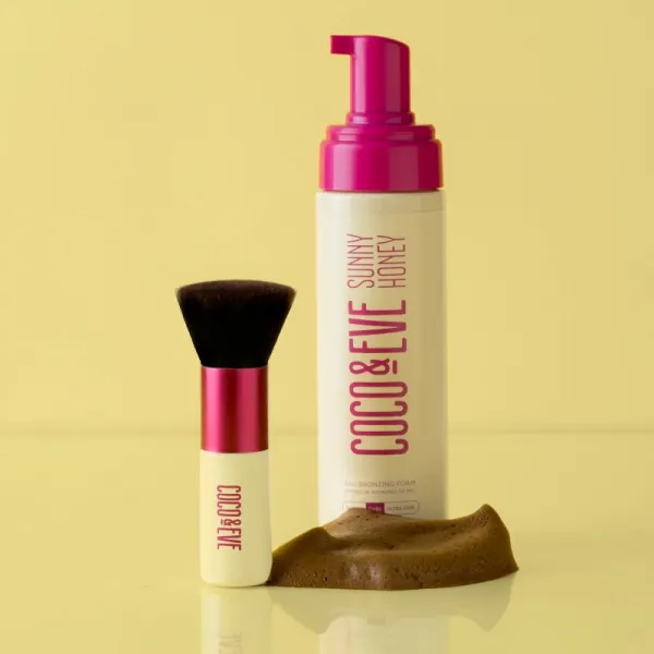 Coco & Eve Sunny Honey Deluxe Vegan Kabuki Brush štetec kabuki na telo a tvár 1 ks
