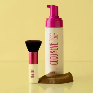 Coco & Eve Sunny Honey Deluxe Vegan Kabuki Brush štetec kabuki na telo a tvár 1 ks