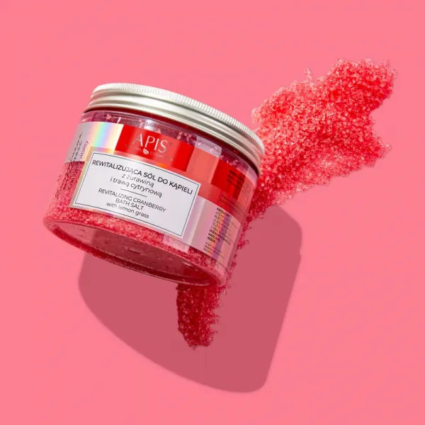 Apis Natural Cosmetics Cranberry Vitality relaxačná soľ do kúpeľa s minerálmi z Mŕtveho mora 650 g