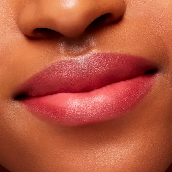 MAC Cosmetics Powder Kiss Velvet Blur Slim Stick matný hydratačný rúž odtieň Stay Curious 2 g