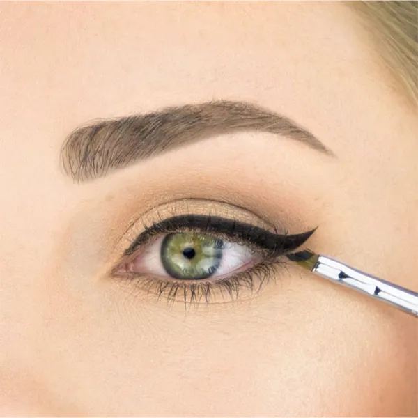 Sigma Beauty Eyes E06 WINGED LINER™ BRUSH štetec na očné linky 1 ks
