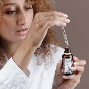Australian Bodycare Tea Tree Oil & Niacinamide hydratačné sérum proti nedokonalostiam pleti 30 ml