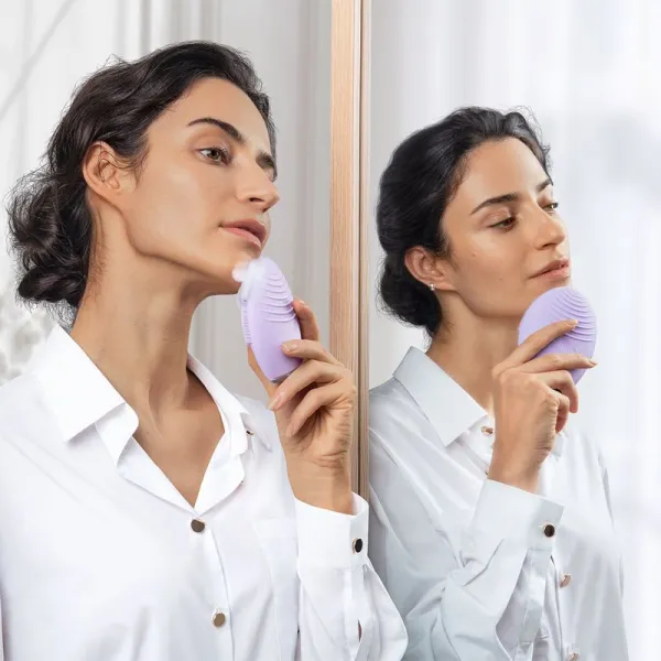 FOREO LUNA™4 masážny prístroj na čistenie a spevnenie tváre pre citlivú pleť