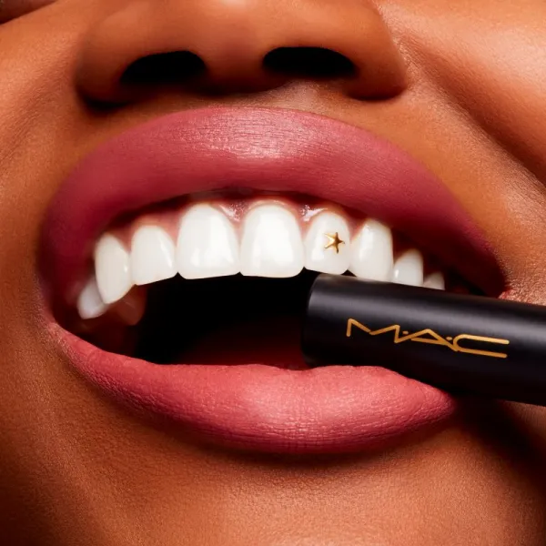 MAC Cosmetics Powder Kiss Velvet Blur Slim Stick matný hydratačný rúž odtieň Peppery Pink 2 g